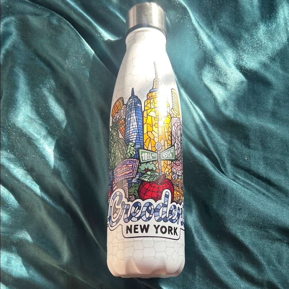 New York Themed Insulated Water Bottle. Prefect for the holidays.The best of NYC